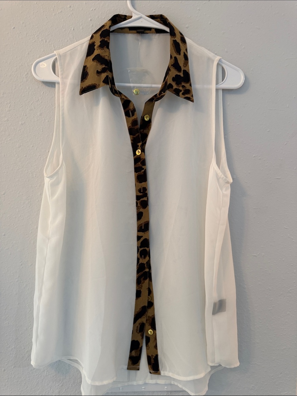 edge White Sleeveless Blouse with Leopard-Trim Collar